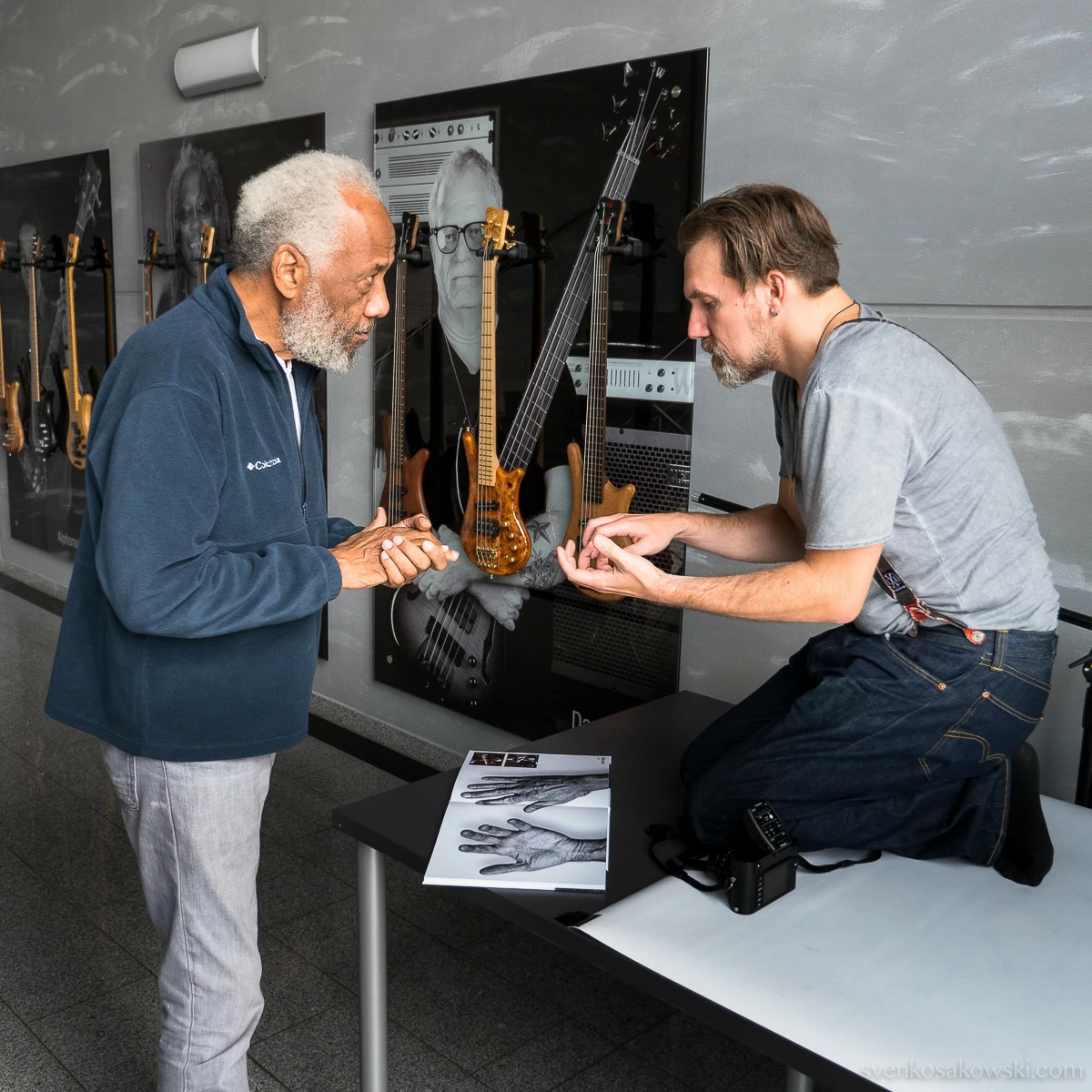 Marc showing bass legend Chuck Rainey his concept, using a very early prototype of the HANDS book. (Photo: Sven Kosakowski)